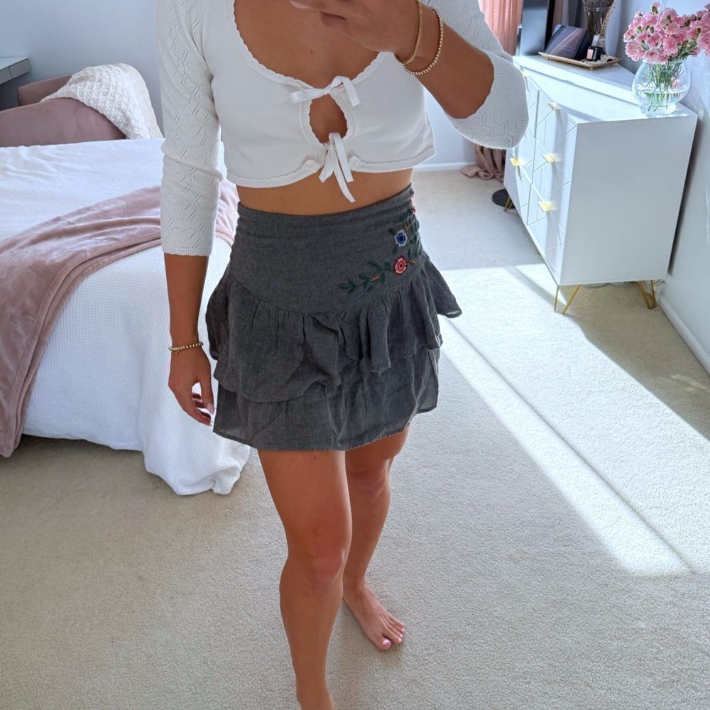 Zara Grey Pleated Mini Skirt with Embroidery – Size S